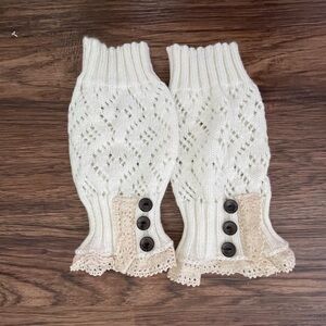 White knit arm warmers with lace trim and buttons